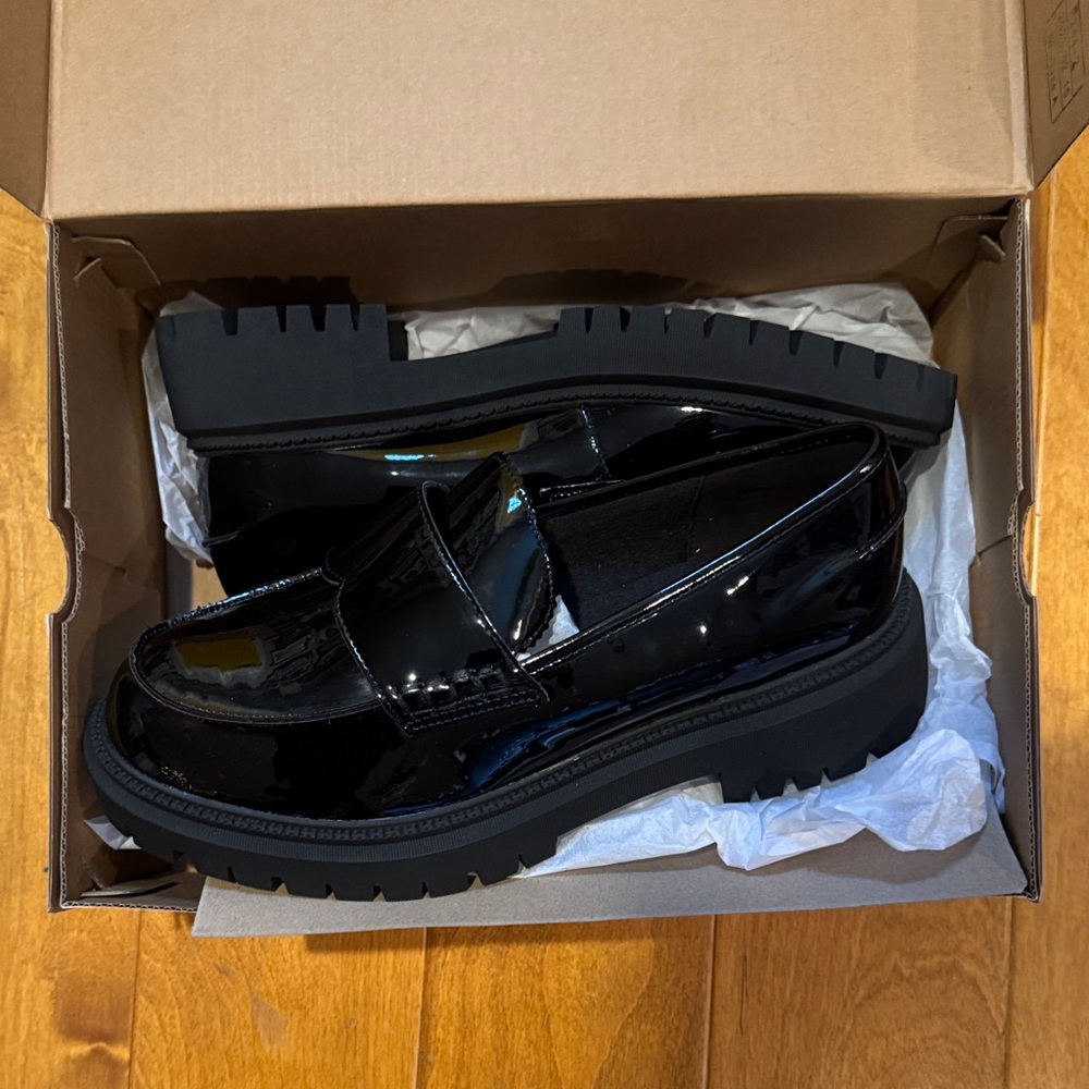NIB Women’s Sketchers Black Loafers